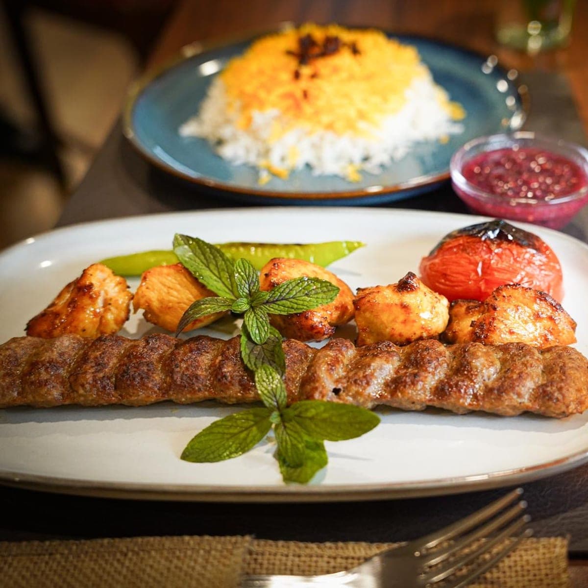 Kubideh und Jujeh mit Safranreis und Minze im Fereshteh Restaurant Floridsdorf