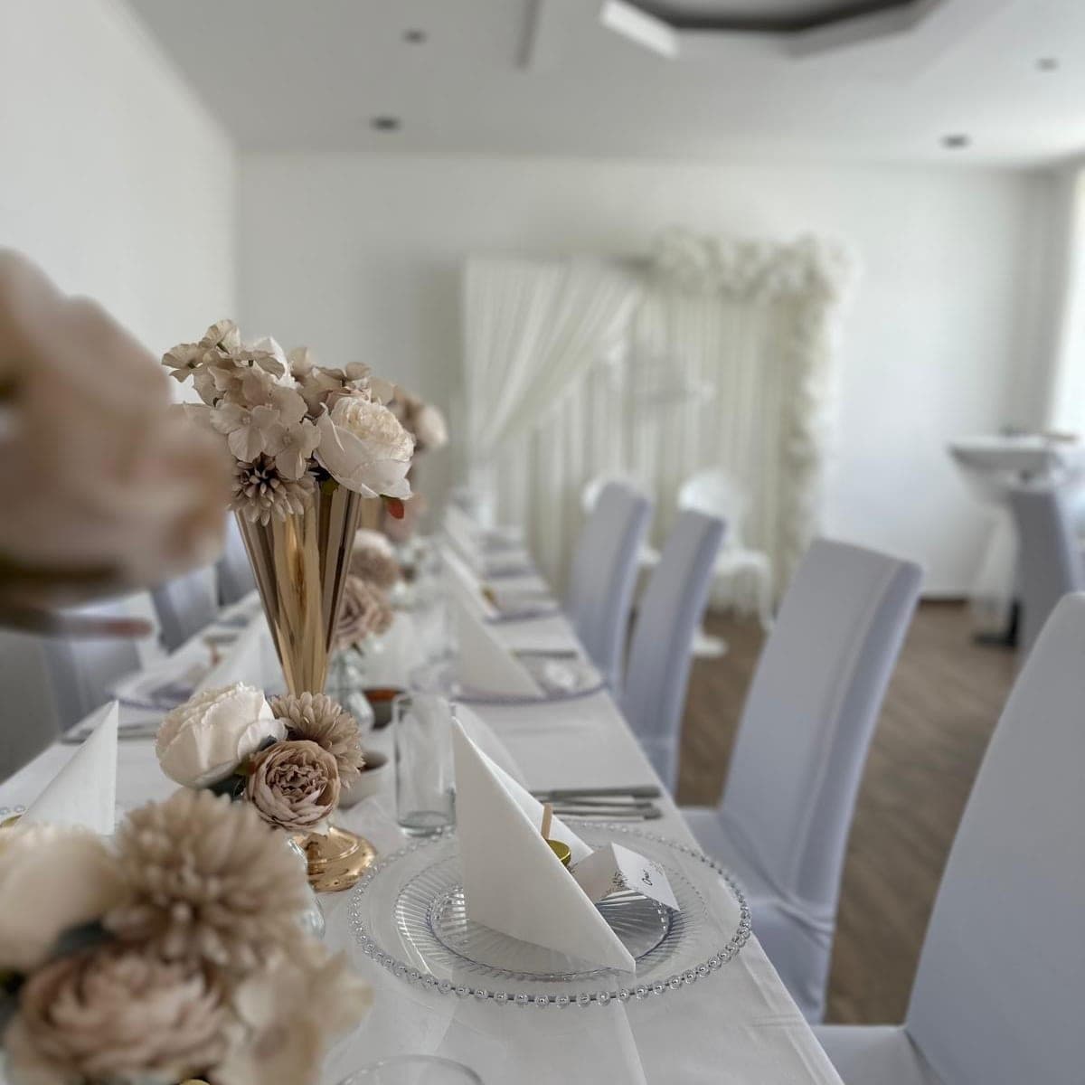 Dekorierter Saal im Fereshteh Restaurant Floridsdorf