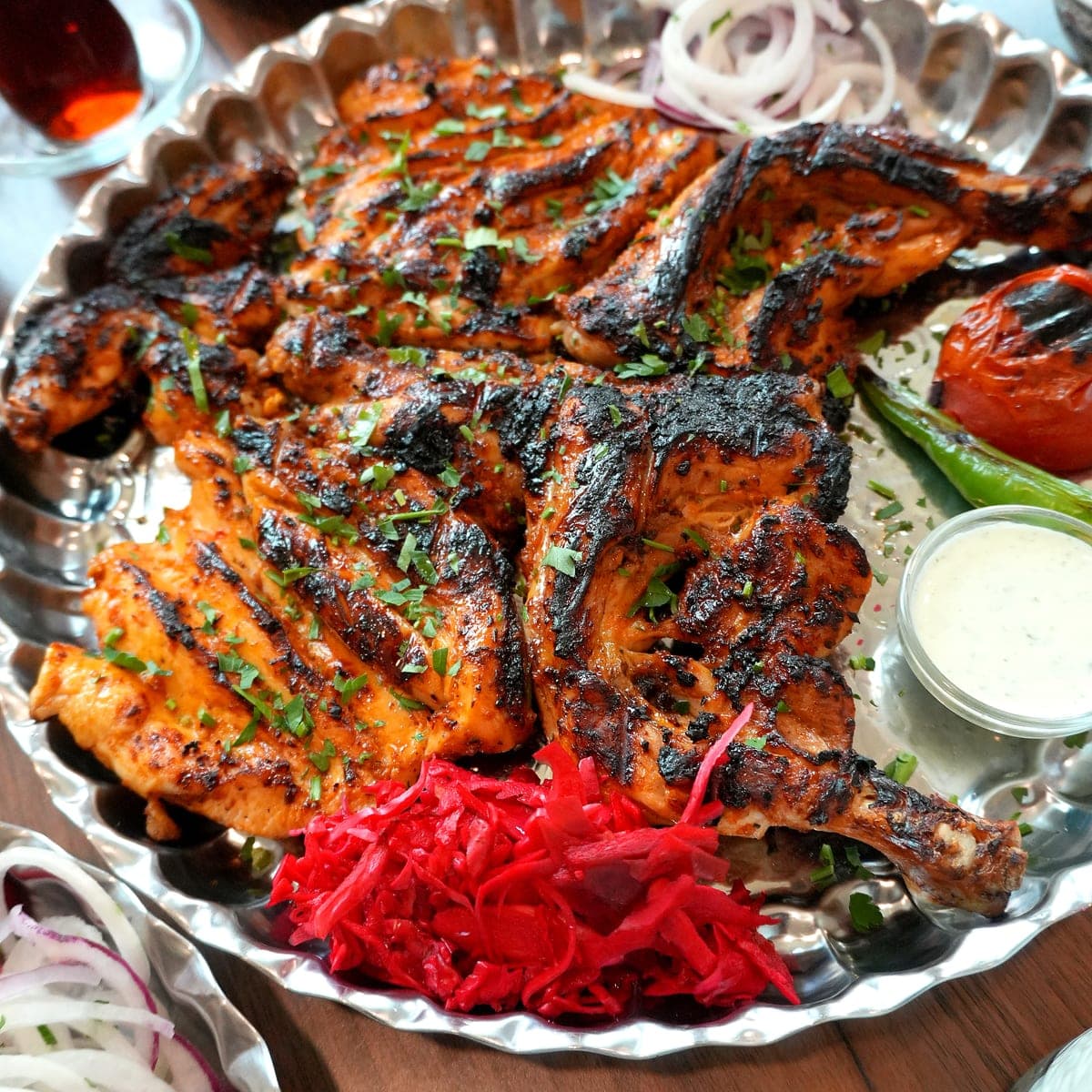 Gegrilltes Huhn auf Silberplatte mit Rotkraut und Knoblauchjoghurt im Fereshteh Restaurant Floridsdorf
