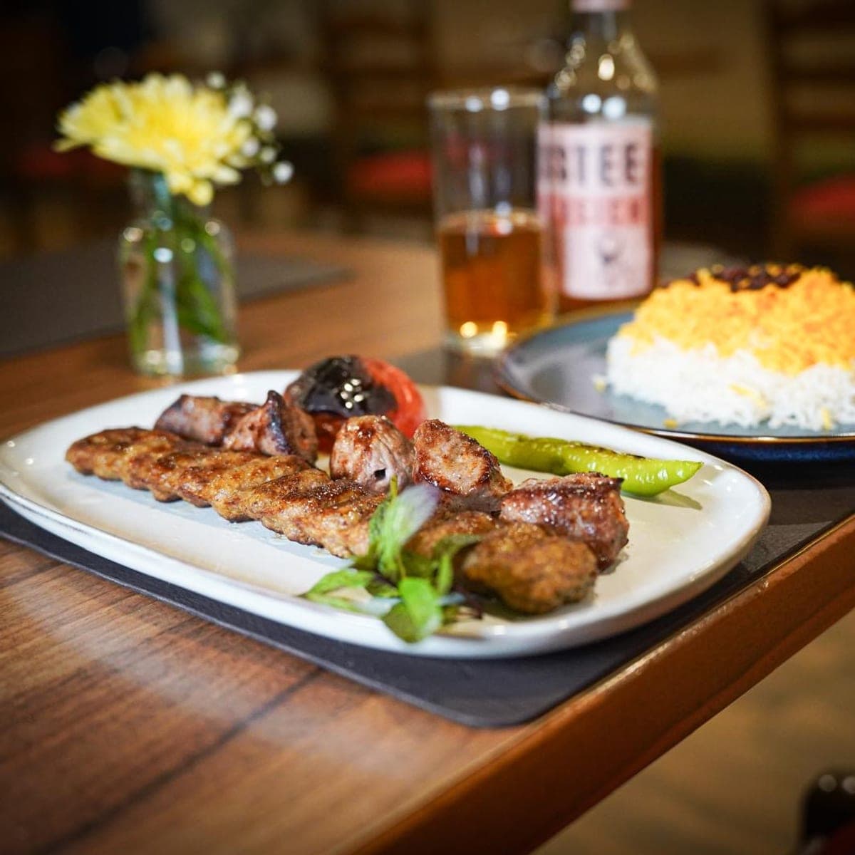Kebab-Teller mit Blume im Fereshteh Restaurant Floridsdorf
