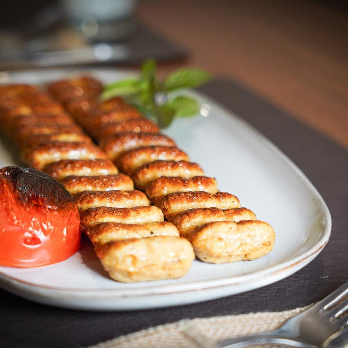 Jujeh-Spieße mit Tomate im Fereshteh Restaurant Floridsdorf