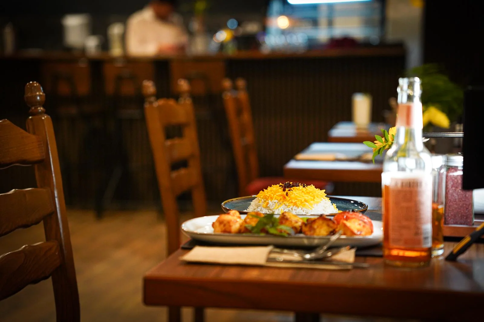 Gedeckter Tisch mit Hühnerspieß und Safranreis im Fereshteh Restaurant