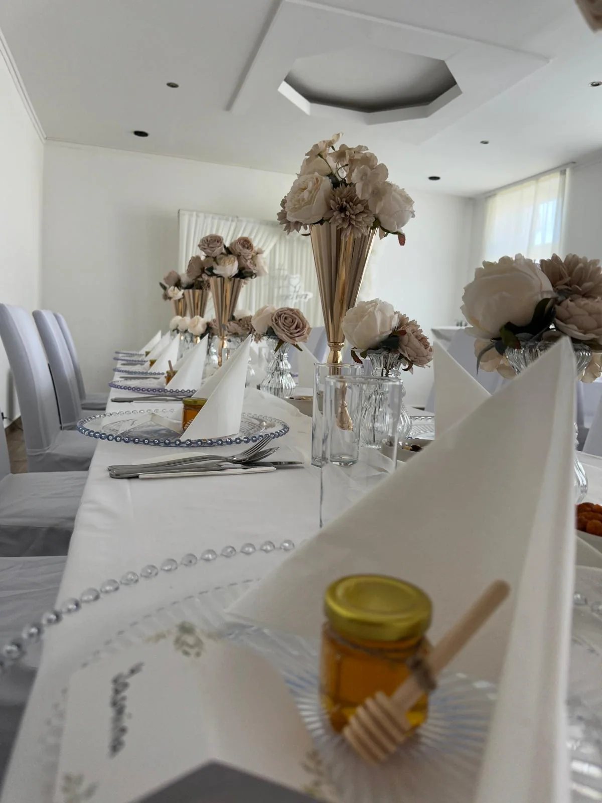 Tischdekoration mit Blumen im Veranstaltungssaal