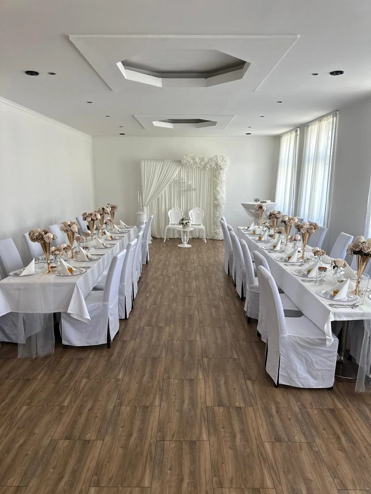 Der Veranstaltungssaal mit weiß gedeckten Tischen