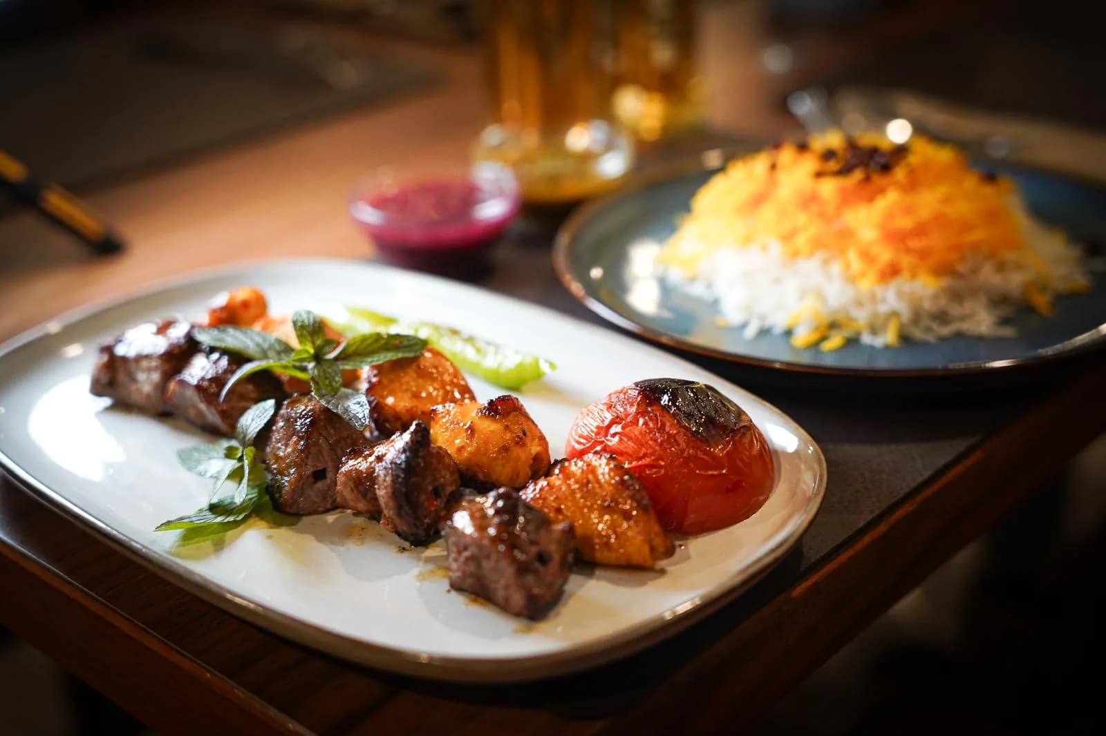 Lammspieß mit gegrillter Tomate und Safranreis